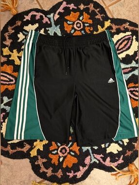 🔥🔥Y2K DAZZLE adidas Black and Green Training Shorts with White Stripes🔥🔥SZ L